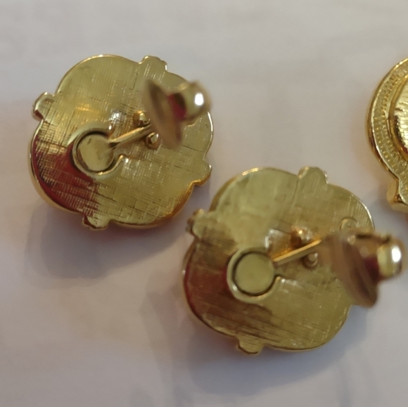 Vintage women's clip on earrings and brooch set REASONABLE OFFERS ACCEPTED - Picture 6 of 7